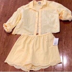 Beautiful yellow set eyelet new never worn